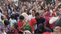 Bukan orang dewasa saja yang mengikuti tradisi unik ini. Tapi ada juga anak kecil. (Jeka Kampai/detikSumut)