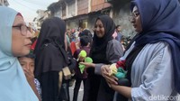 Sejumlah wanita berkumpul di sela-sela kegiatan. Meraka bersama-sama mengikuti tradisi lempat gulo. (Jeka Kampai/detikSumut)