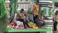 Tradisi serak gulo hanya ada satu di Indonesia. Di Indonesia tradisi ini ramai diperkenalkan saat viral di Medan. (Jeka Kampai/detikSumut)