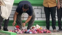 Panitia saat akan menghitung beras yang akan dibagikan. (Jeka Kampai/detikSumut)