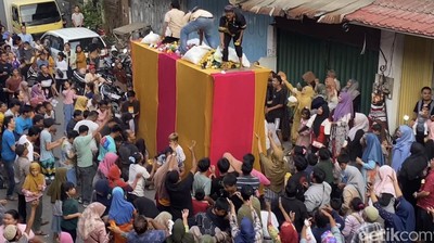 10 Momen Keseruan Tradisi Serak Gulo Warga Keturunan India di Padang
