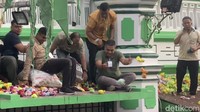 Panita saat akan melemparkan gula yang akan dibagikan kepada masyarakat. Gula tersebut sudah dibungkus ukuran kecil. (Jeka Kampai/detikSumut)