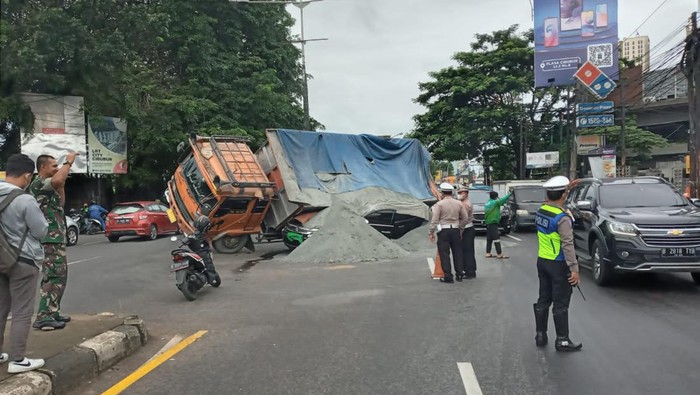 Truk Pasir Timpa Mobil TNI