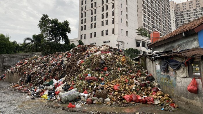 Tumpukan sampah di Pasar Kemiri Muka Depok