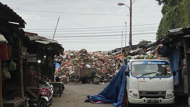 Tumpukan sampah di Pasar Kemiri Muka Depok