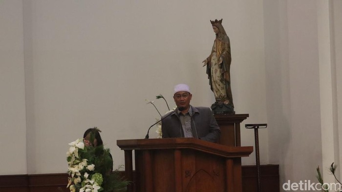 Ustaz Abdul Rozak saat memberikan pesan toleransi di Gereja Katedral Bandung