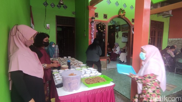 Warga di Kelurahan Bangetayu Wetan, Kota Semarang, bahu-membahu membantu di rumah pendeta menerima tamu saat perayaan Natal, Minggu (25/12/2022).