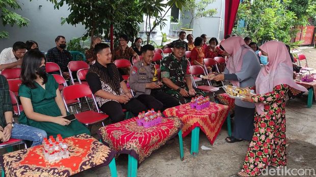 Warga di Kelurahan Bangetayu Wetan, Kota Semarang, bahu-membahu membantu di rumah pendeta menerima tamu saat perayaan Natal, Minggu (25/12/2022).