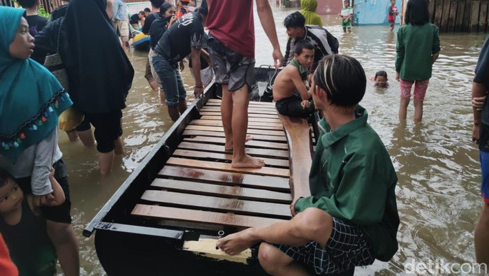 Warga membuka jasa perahu berbayar akibat banjir yang melanda Kota Makassar, Sulsel.