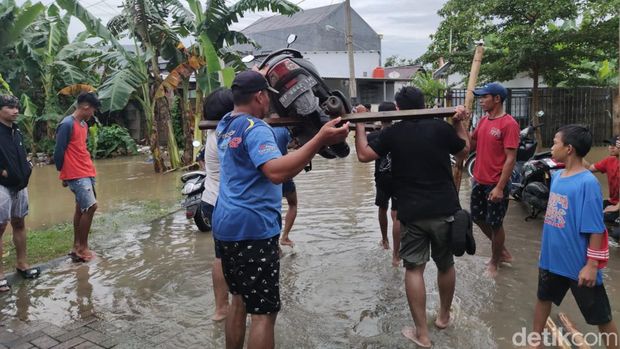 Warga membuka jasa perahu berbayar akibat banjir yang melanda Kota Makassar, Sulsel.