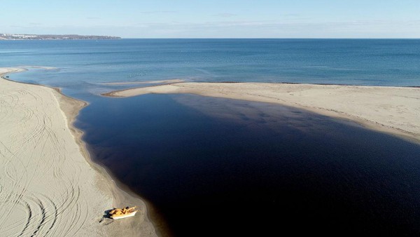 Fenomen alam itu terjadi imbas meluapnya volume air di Danau Mert, Turki.