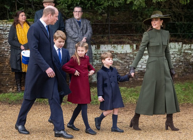 Pangeran Louis bergabung dengan orangtua dan kakak-kakaknya dalam acara kebaktian Natal Kerajaan Inggris di Sandringham, Norflok, pada Minggu (25/12/2022). Foto: Samir Hussein/WireImage/Samir Hussein