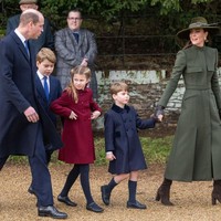 Pangeran Louis bergabung dengan orangtua dan kakak-kakaknya dalam acara kebaktian Natal Kerajaan Inggris di Sandringham, Norflok, pada Minggu (25/12/2022). Foto: Samir Hussein/WireImage/Samir Hussein