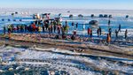 Seru Banget! Potret Warga China Menjaring Ikan di Danau Beku