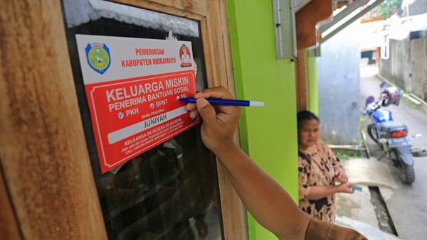 7.777 Rumah Penerima Bansos Ditempelkan Stiker Keluarga Miskin