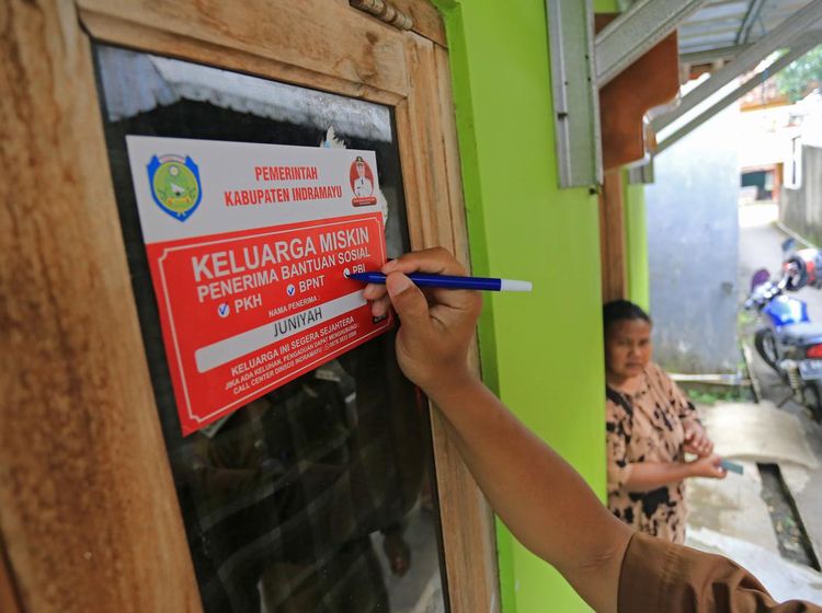 7.777 Rumah Penerima Bansos Ditempelkan Stiker Keluarga Miskin