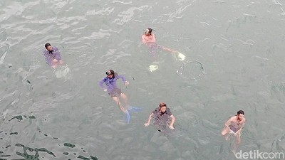 Potret Anak Logam Banyuwangi Menyelam Laut Demi Recehan