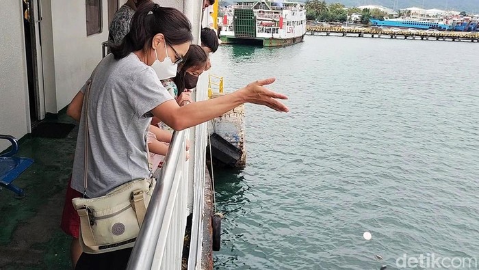 Aksi anak logam di Pelabuhan Ketapang, Banyuwangi