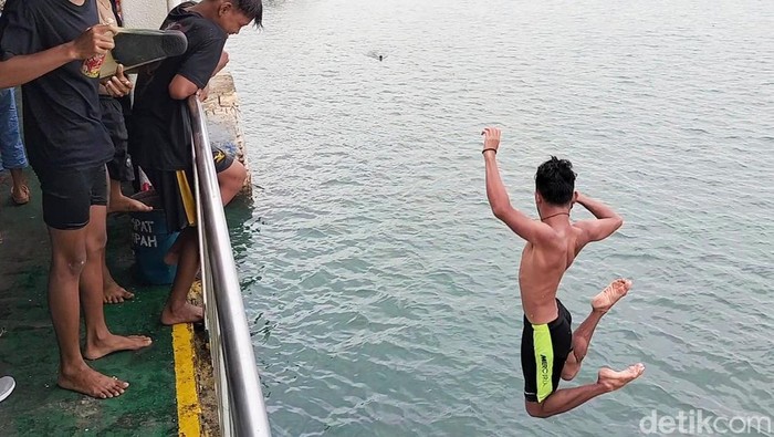 Aksi anak logam di Pelabuhan Ketapang, Banyuwangi