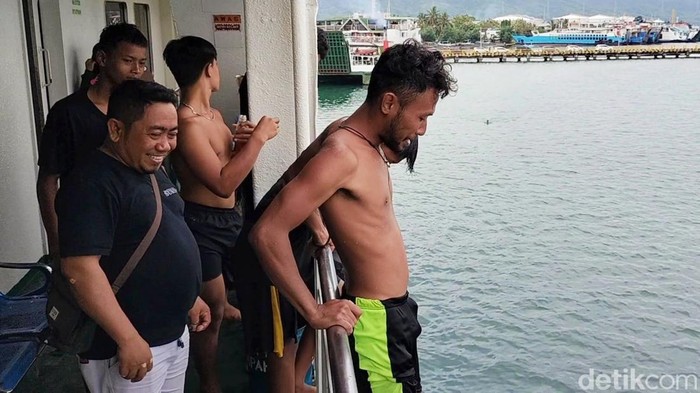 Aksi anak logam di Pelabuhan Ketapang, Banyuwangi Aksi anak logam di Pelabuhan Ketapang, Banyuwangi