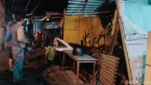 alat berat hantam warung di gresik