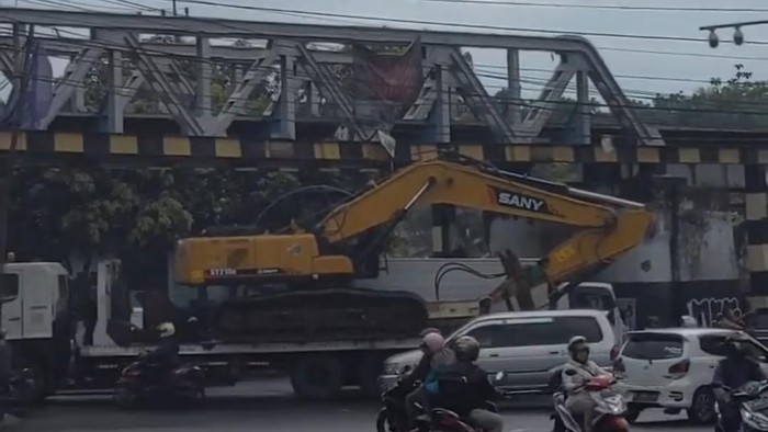 alat berat tersangkut di buk gluduk kota malang