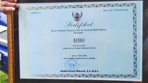 Anak ketiga Ni Ketut Nepa atau Dadong Barak maestro Tari Berko, I Nyoman Sila saat membawa sertifikat WBTB di Setra Desa Adat Kertha Jaya, Kelurahan Pendem, Kecamatan Jembrana, Bali, Senin (26/12/2022).