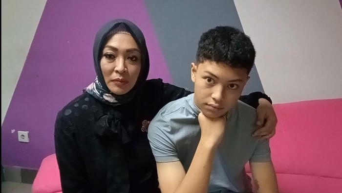 Angelina Sondakh dan Keanu saat ditemui di kawasan Jakarta.