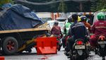 Apes! Truk Ini Terperosok di Got Depan Universitas Terbuka