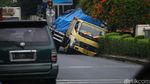 Apes! Truk Ini Terperosok di Got Depan Universitas Terbuka