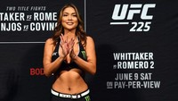 Arianny Celeste sudah lama melakoni pekerjaan sebagai gadis papan ronde di UFC. Foto: Zuffa LLC via Getty Images