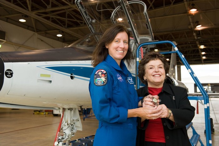 Arloji Amelia Earhart