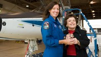 Jam tangan pilot perempuan solo lintas Atlantik, Amelia Earhart. 82 Tahun setelah perjalanan bersejarah pertamanya melintasi Samudra Atlantik, arloji penerbang terkenal Amelia Earhart pergi ke luar angkasa. Foto: (Lauren Harnett / NASA Johnson)