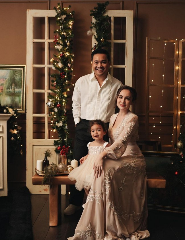 Rianti Cartwright tampil feminin dengan gaun panjang beraksen bordir. Penampilannya makin cantik dengan pulasan lipstik merah dan rambut disanggul. Foto: Instagram