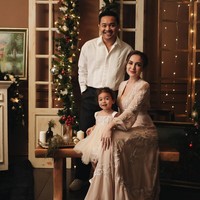 Rianti Cartwright tampil feminin dengan gaun panjang beraksen bordir. Penampilannya makin cantik dengan pulasan lipstik merah dan rambut disanggul. Foto: Instagram