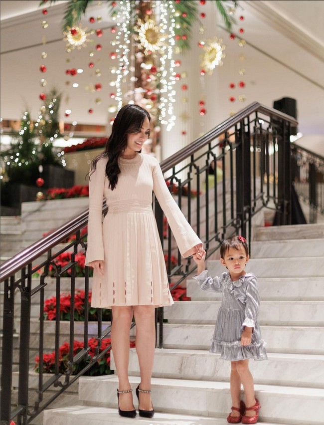 Gaya chic dan simpel jadi pilihan Shandy Aulia saat makan bersama keluarga di malam Natal. Ia mengenakan gaun krem beraksen cut-out di bagian wajah, serta high heels berhias kristal. Foto: Instagram