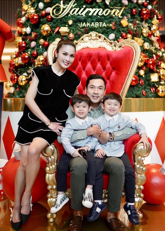 Sandra Dewi merayakan Natal bersama keluarga di hotel mewah. Ia tampil chic sekaligus elegan berbalut mini dress beraksen mutiara dipadu speatu hitam. Foto: Instagram