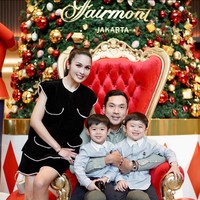 Sandra Dewi merayakan Natal bersama keluarga di hotel mewah. Ia tampil chic sekaligus elegan berbalut mini dress beraksen mutiara dipadu speatu hitam. Foto: Instagram