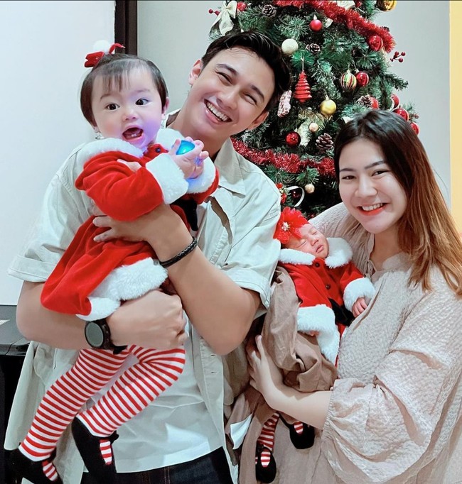 Felicya Angelista yang baru dikaruniai momongan merayakan Natal bersama anggota keluarga barunya. Aktris sekaligus pengusaha ini tampil dengan makeup minimalis dan blouse warna krem. Foto: Instagram