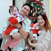Felicya Angelista yang baru dikaruniai momongan merayakan Natal bersama anggota keluarga barunya. Aktris sekaligus pengusaha ini tampil dengan makeup minimalis dan blouse warna krem. Foto: Instagram