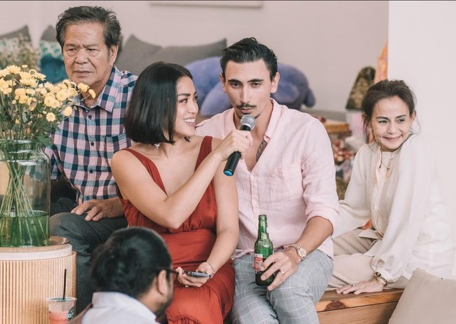 Jessica Iskandar memilih gaun simpel saat merayakan Natal bersama keluarga. Ibu dua anak ini tampil seksi mengenakan gaun merah berbelahan dada rendah. Foto: Instagram