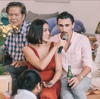 Jessica Iskandar memilih gaun simpel saat merayakan Natal bersama keluarga. Ibu dua anak ini tampil seksi mengenakan gaun merah berbelahan dada rendah. Foto: Instagram