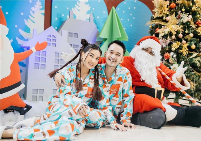 Konsep tidak biasa dipilih Sarwendah untuk bergaya di Hari Natal. Kompak bersama sang suami Ruben Onsu, mantan personil Cherrybelle ini memakai setelan piyama bergambar Sinterklas. Foto: Instagram
