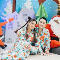 Konsep tidak biasa dipilih Sarwendah untuk bergaya di Hari Natal. Kompak bersama sang suami Ruben Onsu, mantan personil Cherrybelle ini memakai setelan piyama bergambar Sinterklas. Foto: Instagram
