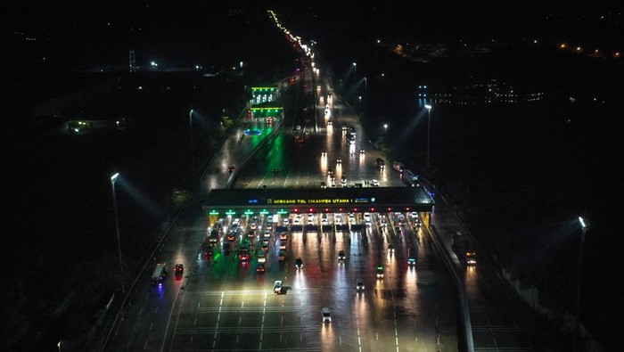 Sejumlah kendaraan yang menuju Jakarta memasuki Gerbang Tol Cikampek Utama 1 di Jawa Barat, Minggu (25/12/2022). PT Jasamarga Transjawa Tol memperkirakan sebanyak 52.994 kembali menuju Jakarta saat arus balik Natal 2022 pada Minggu malam (25/12). ANTARA FOTO/Rivan Awal Lingga/wsj.