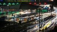 Sejumlah kendaraan yang menuju Jakarta memasuki Gerbang Tol Cikampek Utama 1 di Jawa Barat, Minggu (25/12/2022).