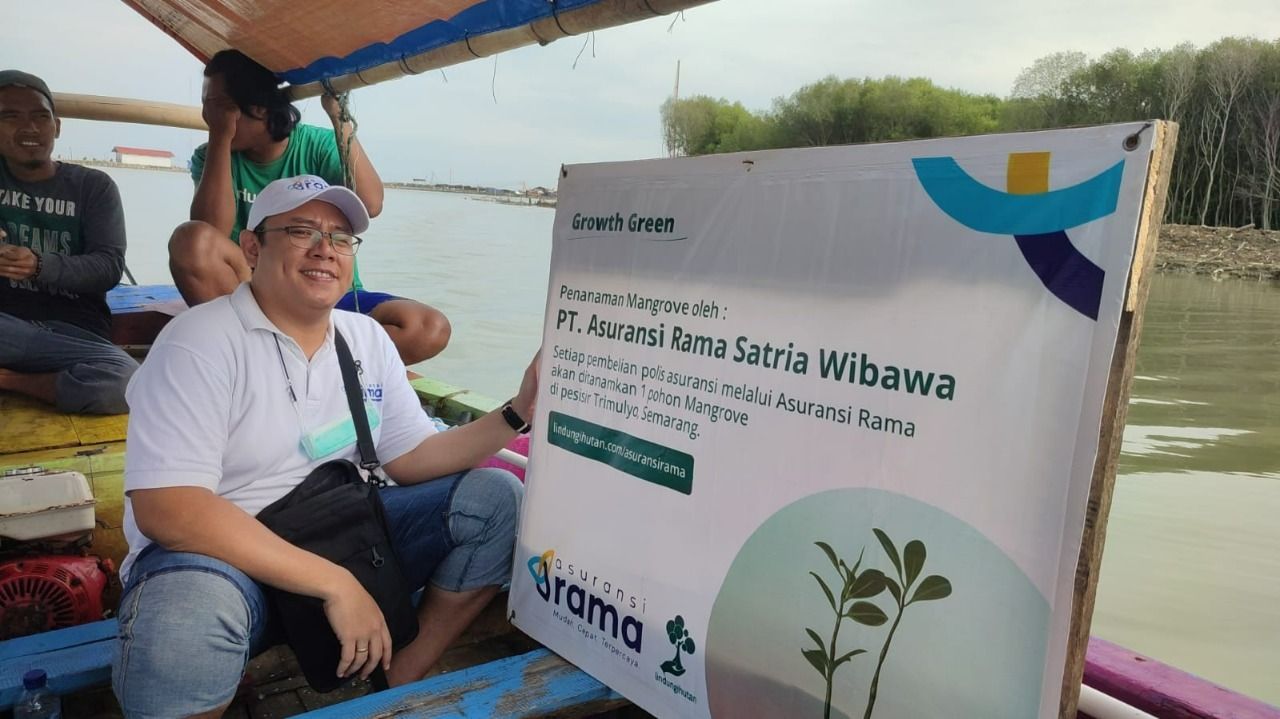 Asuransi Rama tanam pohon mangrove pada awal Desember 2022 di Pesisir Trimulyo, Semarang, Jawa Tengah.