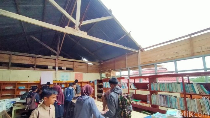 Atap sekolah di Kabupaten Bone, Sulsel, terbang diterjang angin puting beliung.