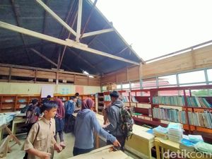 2 Sekolah di Bone Rusak Diterjang Puting Beliung, Atap Perpustakaan Terbang