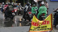 Badan jalan menyempit akibat adanya proyek ini.